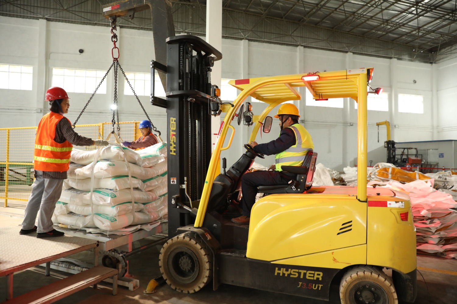 图2：广西糖业集团柳兴制糖公司储运部工人装载白砂糖成品入库。（卢 萍 摄）
